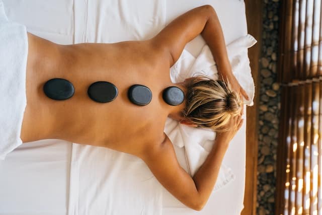 Hot Stone-Massage ist eine wohltuende Therapie, die dir dabei hilft, Schmerzen und Verspannungen zu lindern und dein allgemeines Wohlbefinden zu steigern