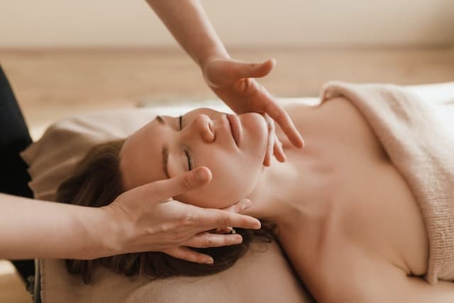Meridianmassage: Eine Massage, die auf der Traditionellen Chinesischen Medizin (TCM) basiert und sich auf die Meridiane im Körper konzentriert. Der Therapeut arbeitet mit Akupressurpunkten entlang der Meridiane, um Energieblockaden im Körper zu lösen.