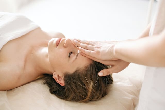 Kopfmassage: Eine Massage-Technik, bei der der Kopf und die Kopfhaut mit sanften Berührungen und Bewegungen massiert werden, um Stress und Spannungen abzubauen und das allgemeine Wohlbefinden zu fördern. Die Kopfmassage kann auch bei der Vorbeugung von Kopfschmerzen und Migräne helfen.