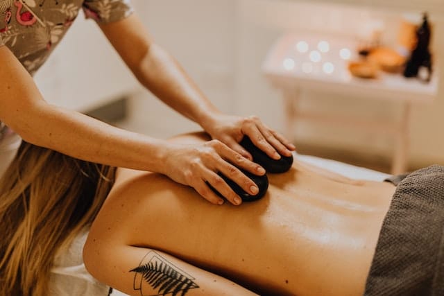 Hot Stone-Massage ist eine wohltuende Therapie, die dir dabei hilft, Schmerzen und Verspannungen zu lindern und dein allgemeines Wohlbefinden zu steigern