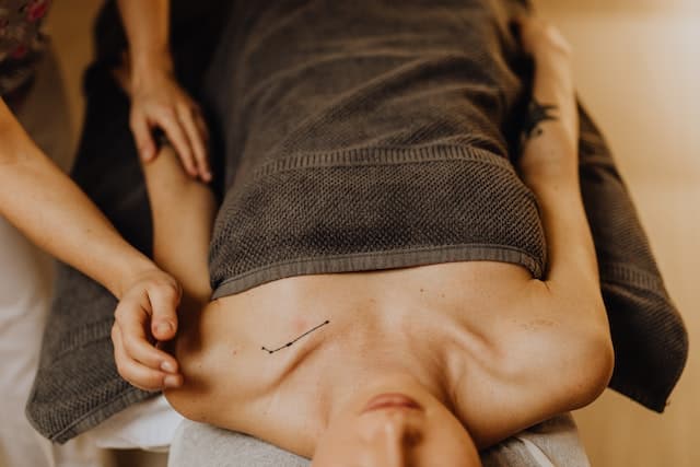 Myofasziale Massage: Eine Massage, die sich auf die Faszien im Körper konzentriert, die das Bindegewebe um Muskeln und Organe herum bilden. Die Massage soll Verspannungen lösen und die Beweglichkeit verbessern.