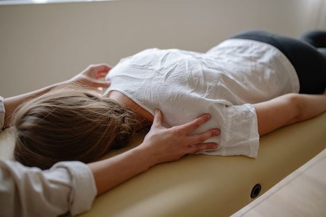Holistic Pulsing: Eine Massage-Technik, bei der das Körpergewebe sanft geschaukelt und bewegt wird, um Verspannungen und Blockaden zu lösen und das allgemeine Wohlbefinden zu fördern. Die Holistic Pulsing-Massage kann auch helfen, den Geist zu beruhigen und Stress abzubauen.