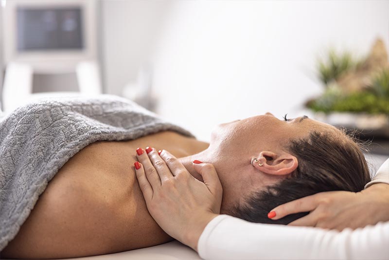 Massage bei Erkältung lindert Beschwerden